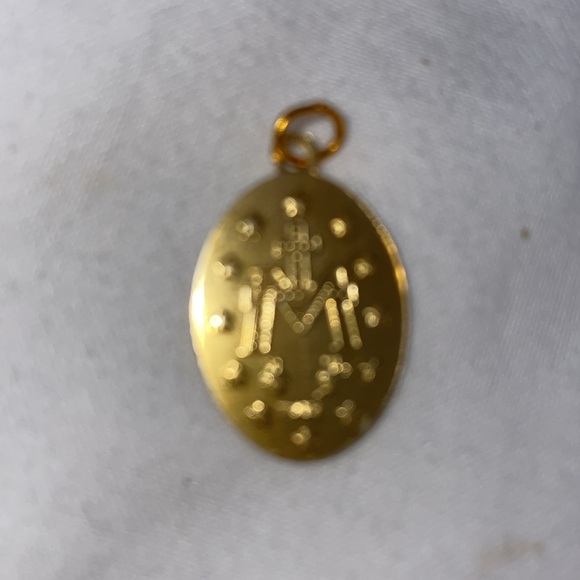 Gold tone religious pendant/charm in great condition - Picture 2 of 2